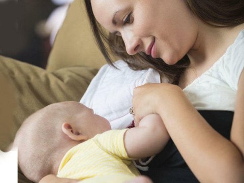 Ana südü kifayətdirmi? - Körpələrə su içirməyin təhlükələri