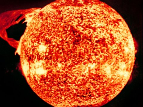 Günəşdə güclü partlayış baş verib