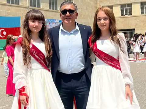 İki qızı da tələbə oldu