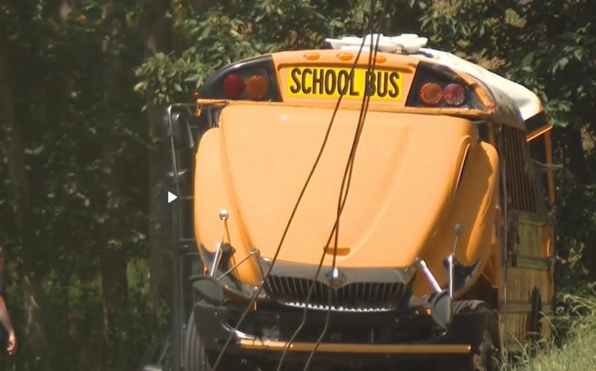 ABŞ-də məktəb avtobusu qəzaya uğrayıb: Xeyli sayda yaralı var
