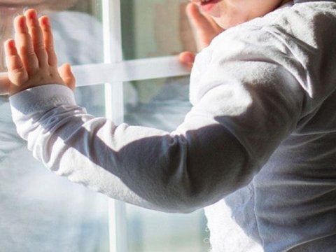 Azyaşlı çoxmərtəbəli binadan yıxılaraq vəfat etdi