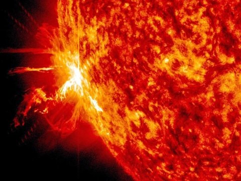 Bir gündə Günəşdə ən azı 100 yeni ləkə peyda olub