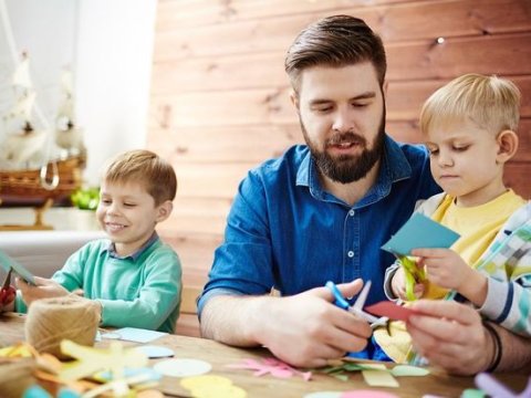 Məktəbəqədər təhsil qadınların üzərindədir - uşaqlar kişi rol modeli görmür