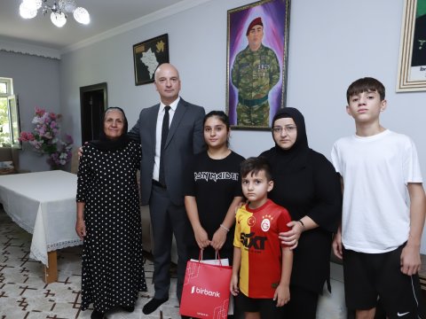 Nazir tələbə adını qazanan şəhid övladı ilə görüşüb