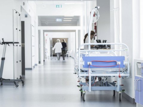 4 yaşlı qız "ASAN Xidmət"in ikinci mərtəbəsindən yıxılaraq ölüb