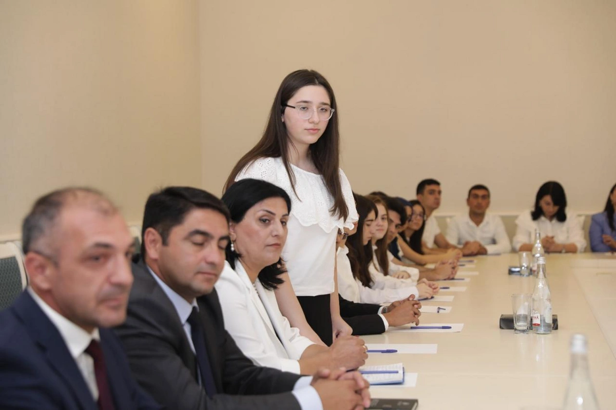 Xaçmazda yüksək bal toplayan məzunlar və şəhid övladları ilə görüş keçirilib