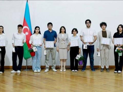 Ali məktəblərə yüksək balla qəbul olmuş məzunlar mükafatlandırılıb