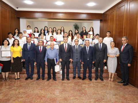 Dağlıq Şirvan RTİ-də 600+ bal toplayan məzunlarla görüş keçrilib