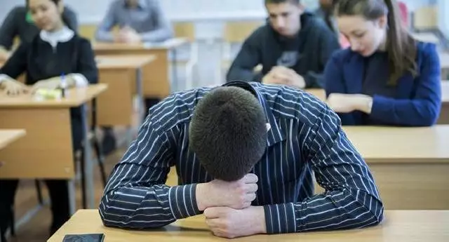 Ofisiant və xadimə işləyən tələbədən necə mütəxəssis olacaq? - ekspertdən sərt AÇIQLAMA