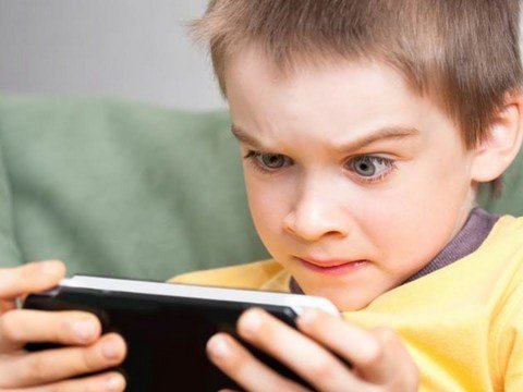 Telefon uşaqların beyin inkişafına əngəl olur