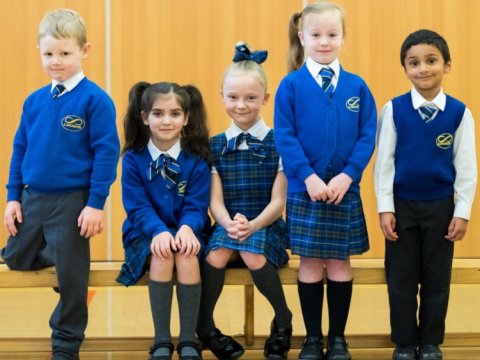 Britaniyada məktəbli formaları ilə bağlı valideynlər xəbərdar edildi