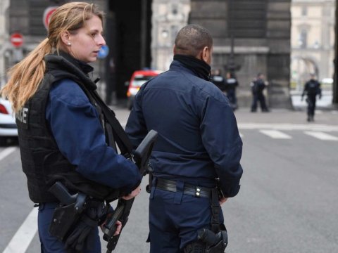 Fransada məktəbə silahlı hücum olub