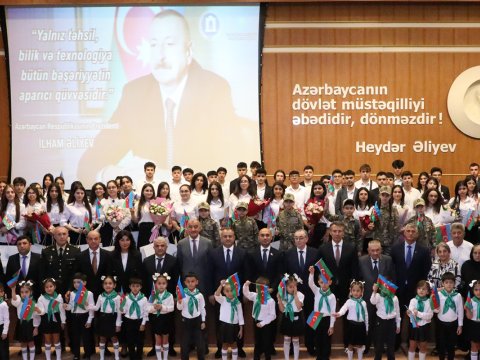 600-dən çox bal toplayan məzunlarla görüş keçirildi