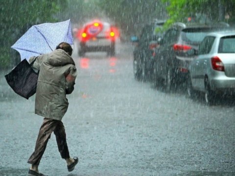 Bakıda küləyin sürəti artıb, yağış yağır