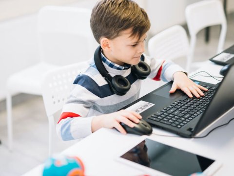 BƏƏ-də şagirdlərə pulsuz noutbuk veriləcək