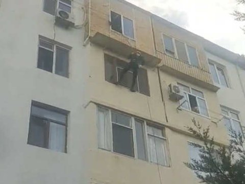 Eyvandan girib azyaşlıları valideynlərinə təhvil verdilər&nbsp;- Video