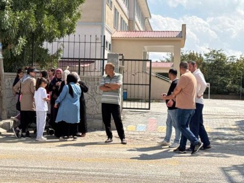 Məktəbdə iki müəllim BIÇAQLANDI