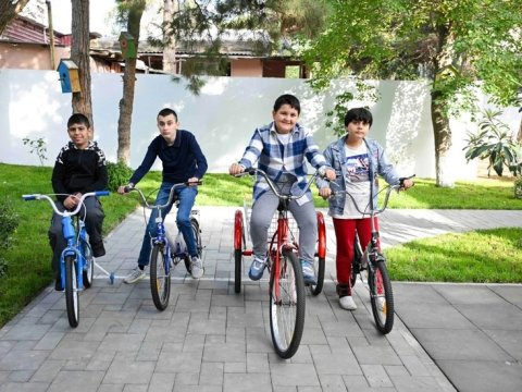 Azərbaycanda bir qrup autizmli gəncə velosipedlər hədiyyə edilib