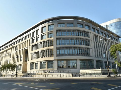 Güclü külək məktəbin darvazasını aşırıb