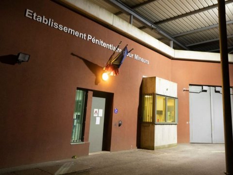 Marseldə yeniyetmələr üçün həbsxana tənqidlərin hədəfindədir