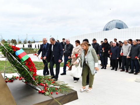 Anım Günü münasibətilə ADNSU-nun kollektivi&nbsp;Zəfər Parkını ziyarət ediblər
