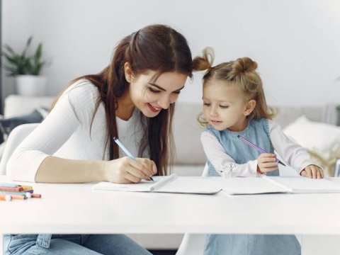 Psixoloq: uşaqları vaxtından əvvəl böyütmək olmaz