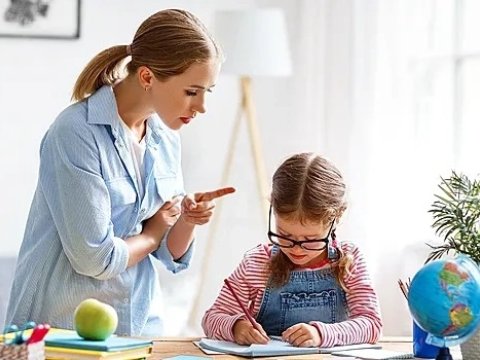 Dərs yükü yox, valideyn təzyiqi uşaqları yorur - Psixoloq