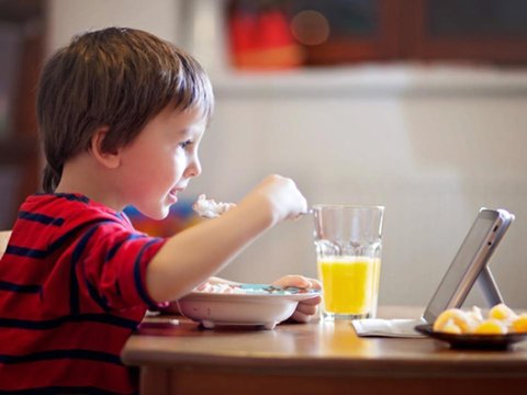 Uşaqlar gündə neçə dəfə yemək yeməlidir?