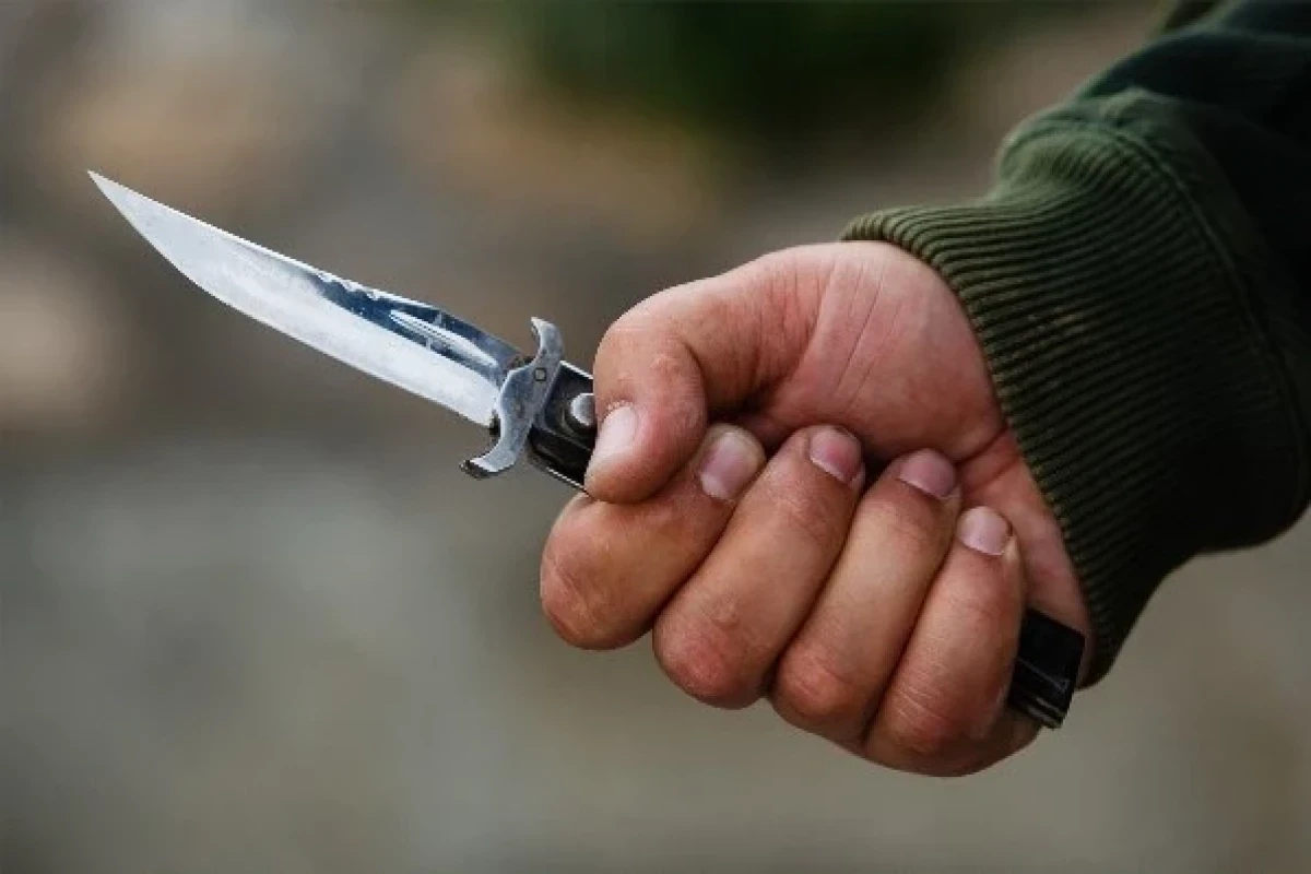 16 yaşlı yeniyetmə BIÇAQLANDI