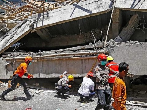 İndoneziyada məktəb binasının uçması nəticəsində ölənlərin sayı 14-ə çatıb