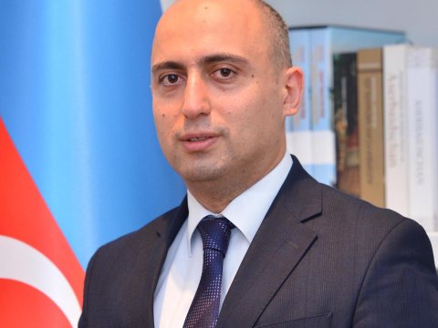 Emin Əmrullayev müəllimləri TƏBRİK EDİB