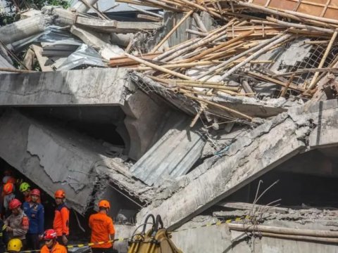 İndoneziyada məktəbin çökməsi nəticəsində ölənlərin sayı artır