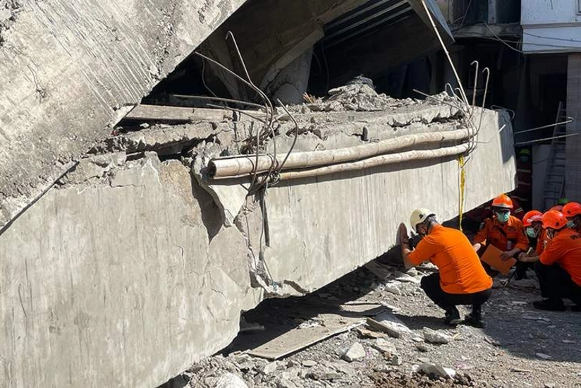 İndoneziyada məktəb binasının uçması nəticəsində ölənlərin sayı 60-a çatıb