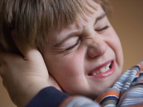 Körpələrin qulağının ağrıdığını necə bilək və nə edək?