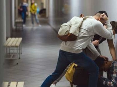 Gənclər niyə “avtoritet aləm”ə meyillidir?