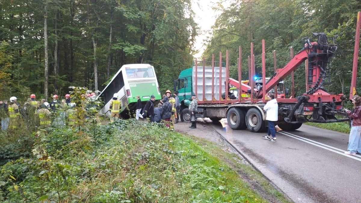 Polşada məktəb avtobusu yük maşını ilə toqquşub: Yaralananlar var