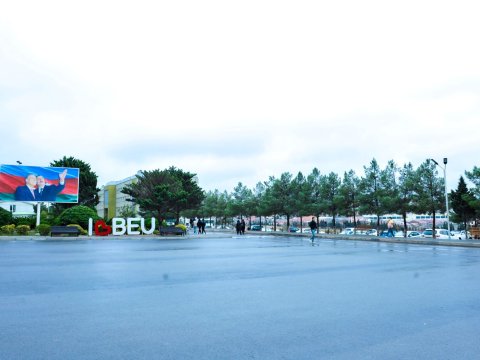 BMU kampusunda günəş enerjisi ilə işləyən işıq dirəkləri quraşdırılıb