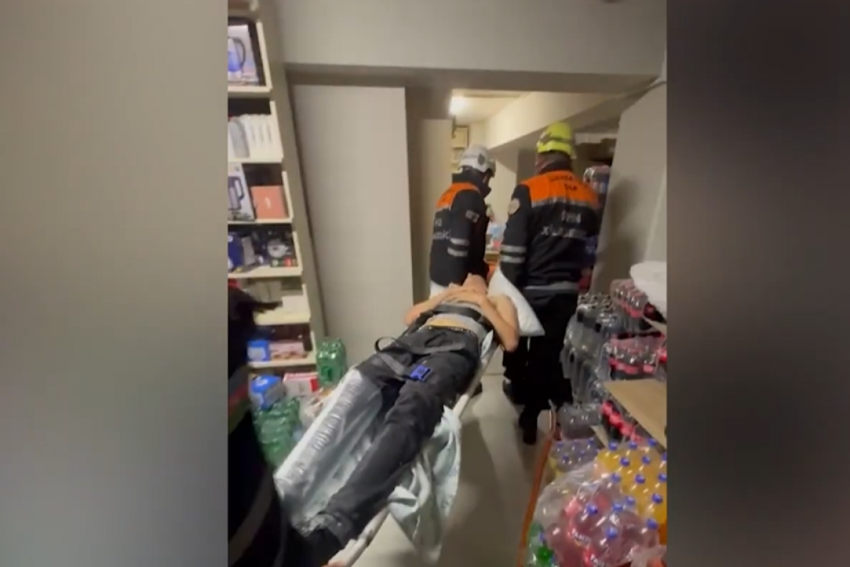 Mağazada yeniyetmə qaldırıcı qurğu ilə yükləri qaldırarkən yıxılıb