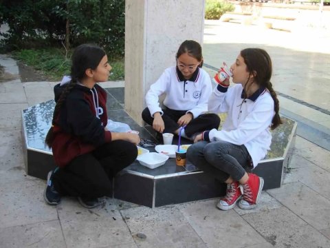 Şagirdlər yeməyi çöldə yerdə yeməyə məcbur oldular