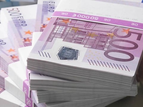 Bu ölkədə məktəblilərə 500 avro yardım edilib