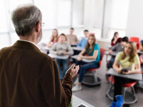 Ekspert: "Universitet müəllimlərinin əmək haqqı artımı elmi tədqiqatlara bağlıdır"
