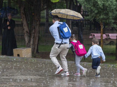 Güclü yağışa görə məktəblər bağlandı