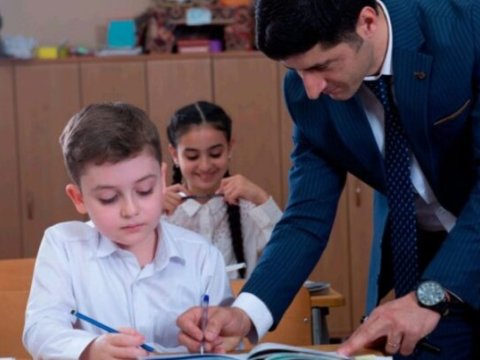 “Artıq oğlanların elmə marağı azalır” - təhsildə gender balansı POZULUB