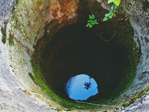 Bir yaşlı qız su quyusuna düşüb öldü