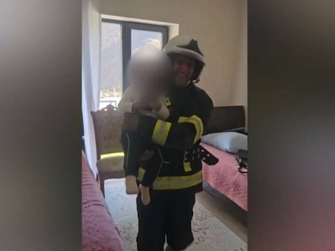 Kəlbəcərdə mənzildə bağlı qapı arxasında qalan azyaşlı xilas edilib 