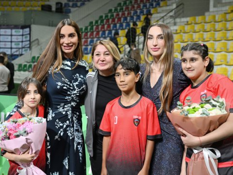 Prezidentin qızları və gəlini minifutbol turnirində - FOTOLAR