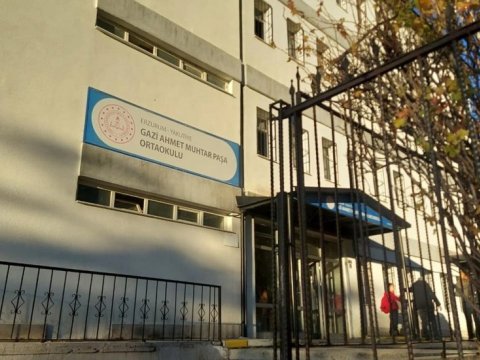 Türkiyədə məktəbdə yaşanan izdihamda 21 şagird yaralanıb