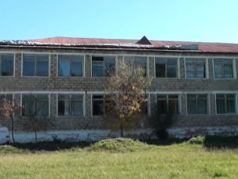 Bu məktəbdə dərslər dəhlizdə keçirilir - Valideynlərdən ŞİKAYƏT