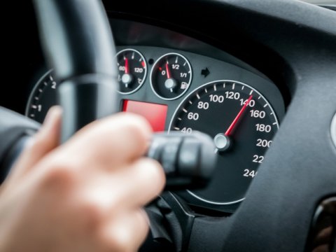 "Gənclər idarəetməni avtomobildəki musiqiyə həvalə edir"