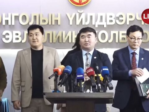 Müəllimlər etiraz etdilər, maaşları artırıldı